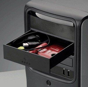 Eine Schublade. Man kann Dinge reinlegen. Etwa die USB-Sticks die über euren Schreibtisch verteilt herumliegen. http://www.amazon.com/desktop-computer-companion-accessories-Cosmos/dp/B006VAD2C6/ Update: According to several comments, this drawer isn't top notch and you should rather look at one of these instead: http://www.amazon.com/KLOUD-City-desktop-computer-devices/dp/B00AVSSKOE (even comes in pink!) http://www.amazon.com/gp/product/B003TXPK4Q/